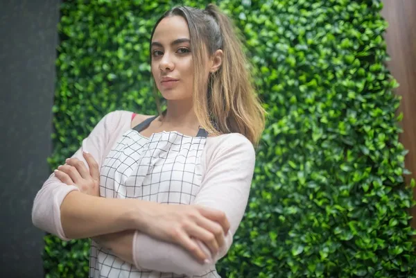 Lívia Costa, nail designer, de avental xadrez