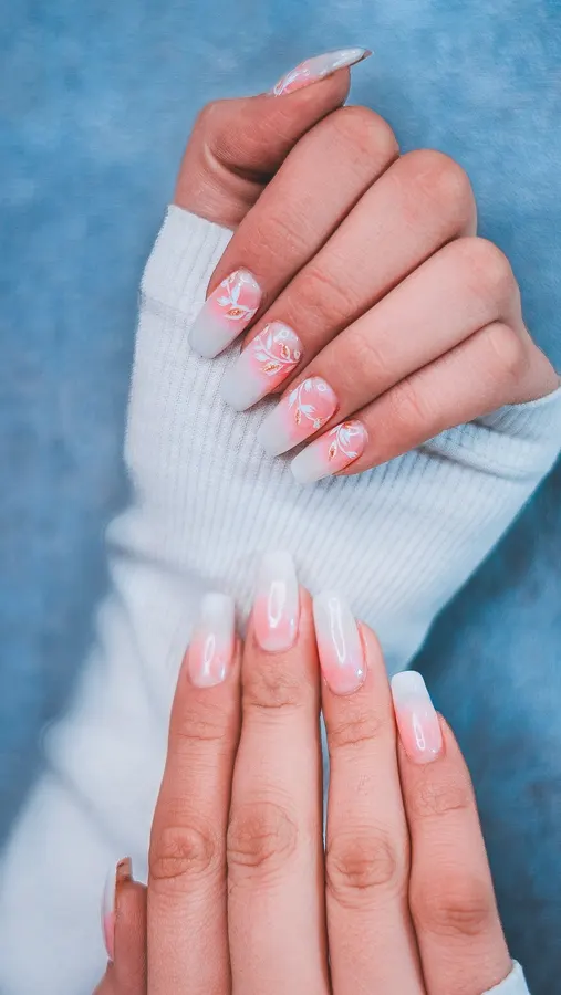 Unhas rosadas em formato amendoado